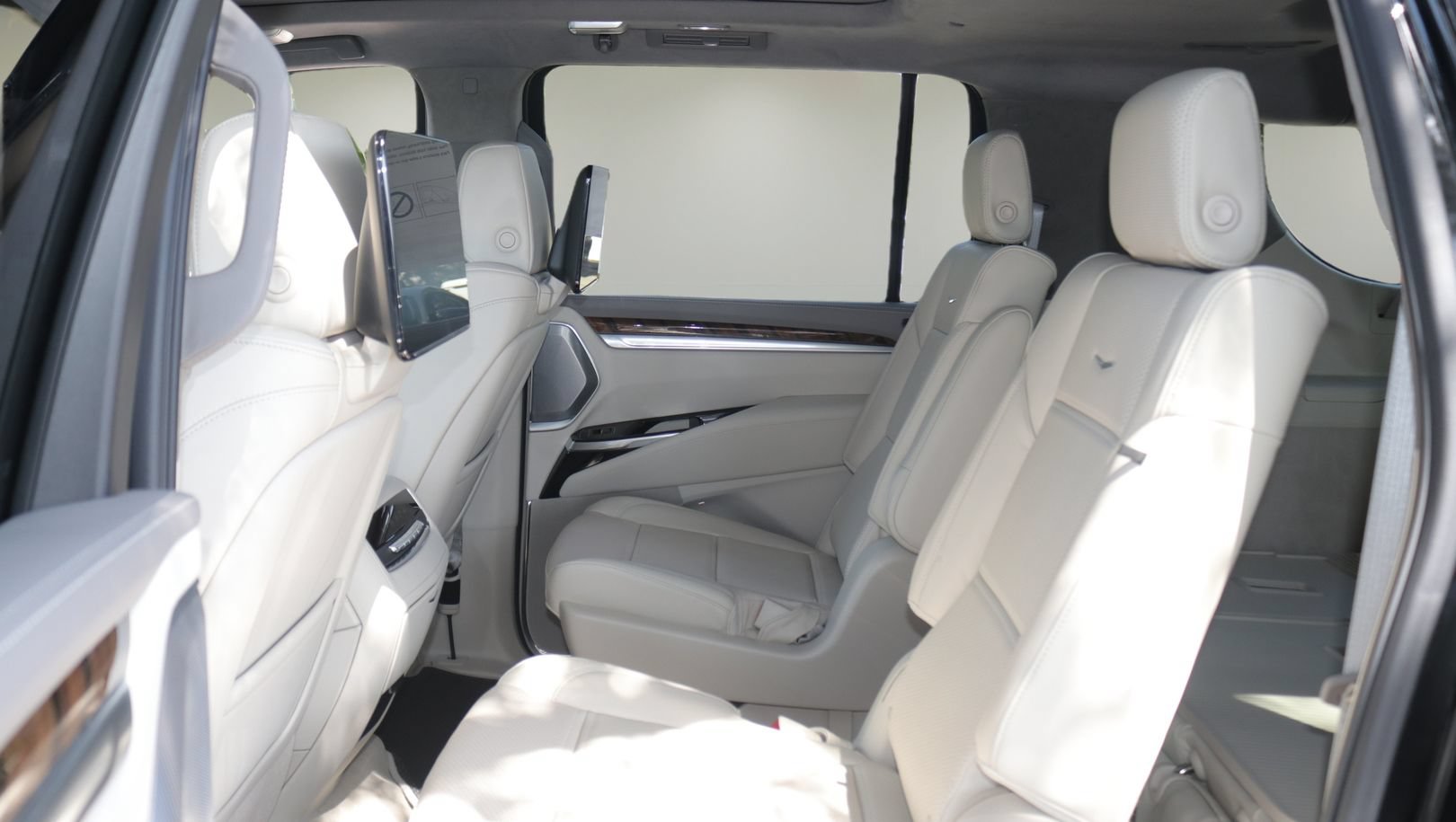 New 2026 Cadillac Escalade ESV Platinum Sport w/ LPO, ONYX Package AWD/4WD image 12
