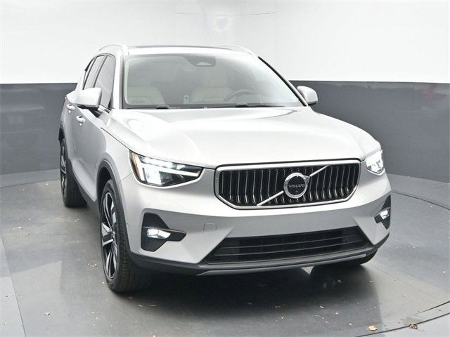Used 2023 Volvo XC40 B5 Plus w/ Driver Assist Package image 2