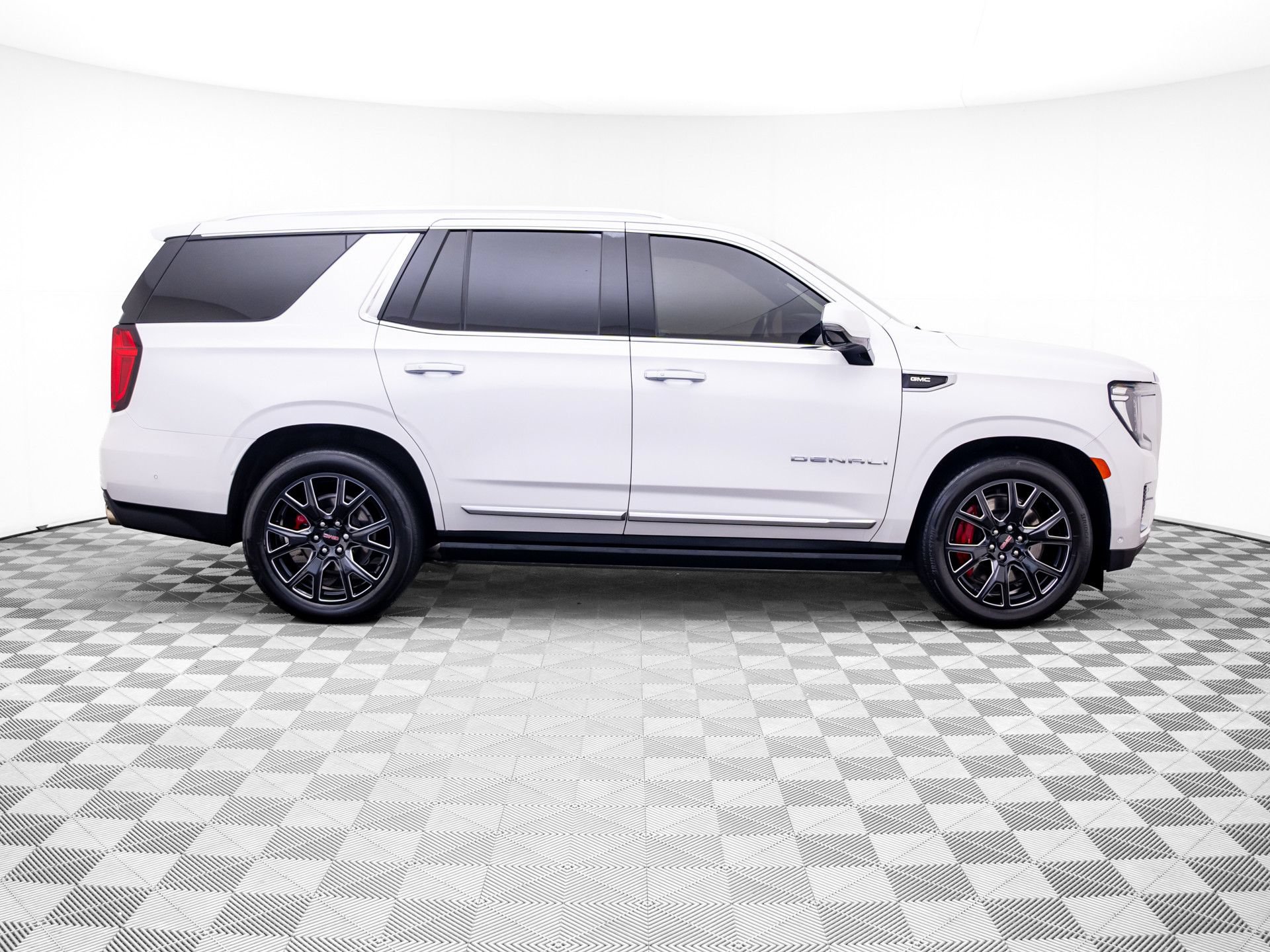 Used 2024 GMC Yukon Denali w/ Advanced Technology Package AWD/4WD image 8