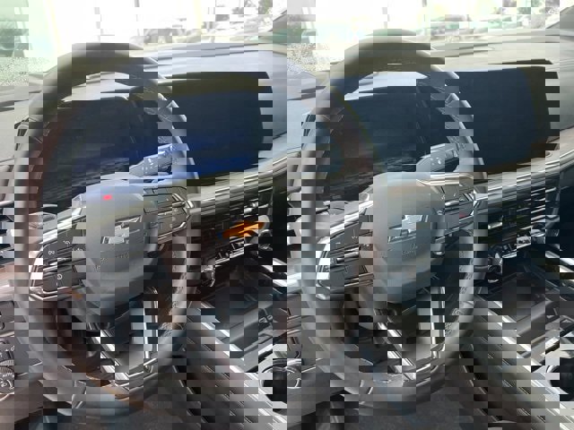 Used 2025 Chevrolet Suburban LS image 6