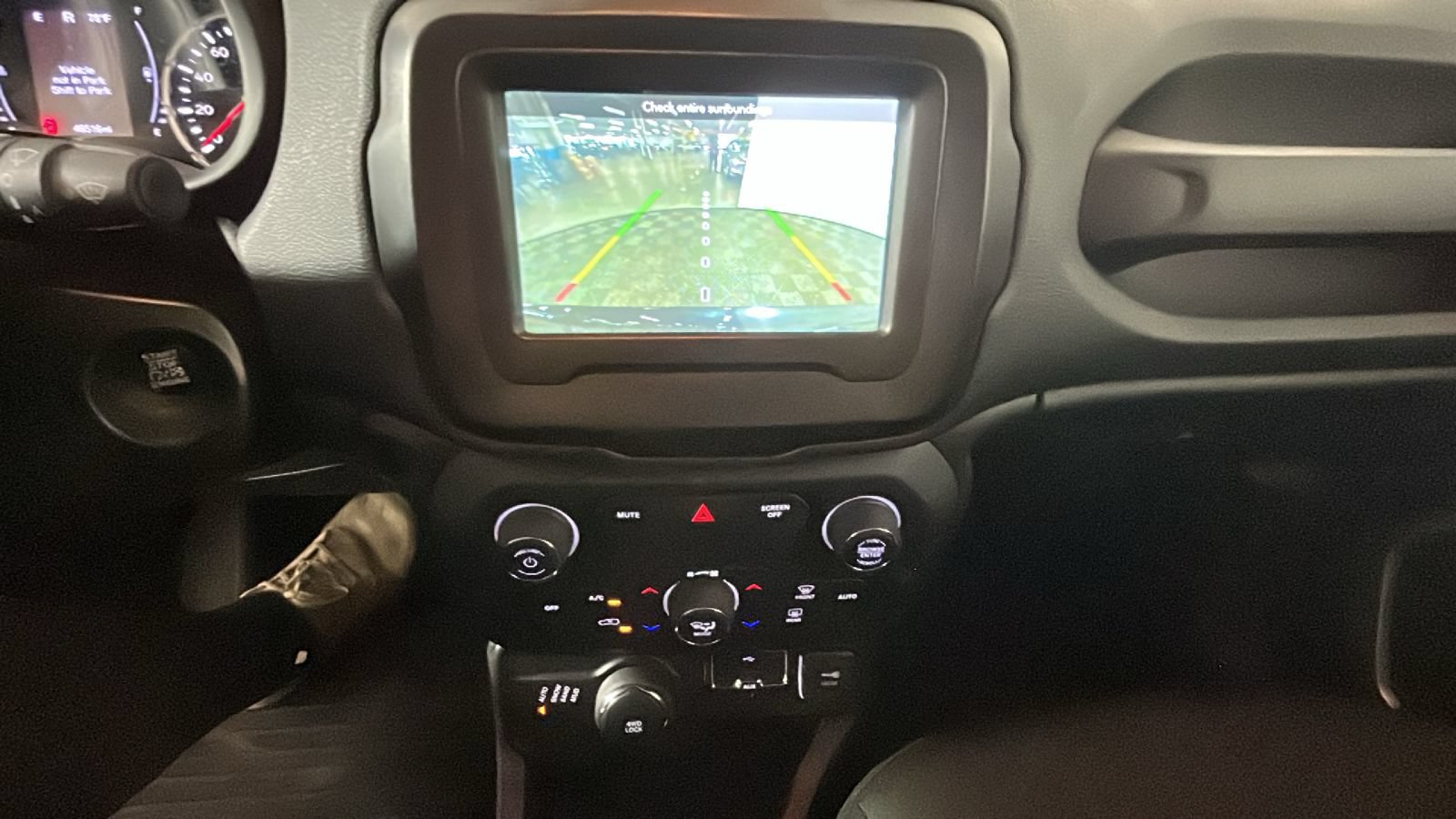 Used 2020 Jeep Renegade Latitude w/ Cold Weather Group AWD/4WD image 28
