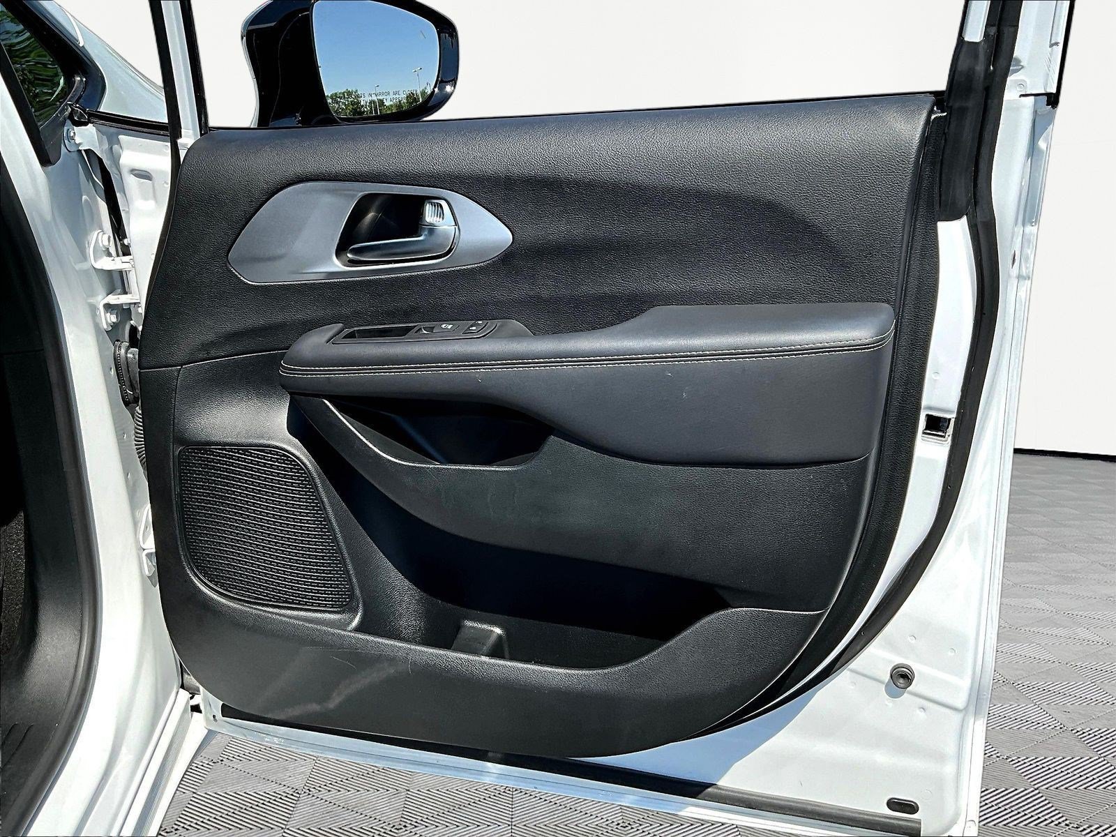 Used 2026 Chrysler Pacifica Limited w/ S Appearance Package FWD image 29