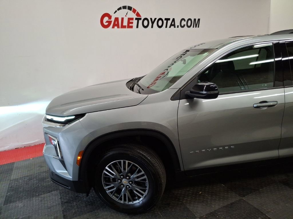 Used 2025 Chevrolet Traverse LT image 5