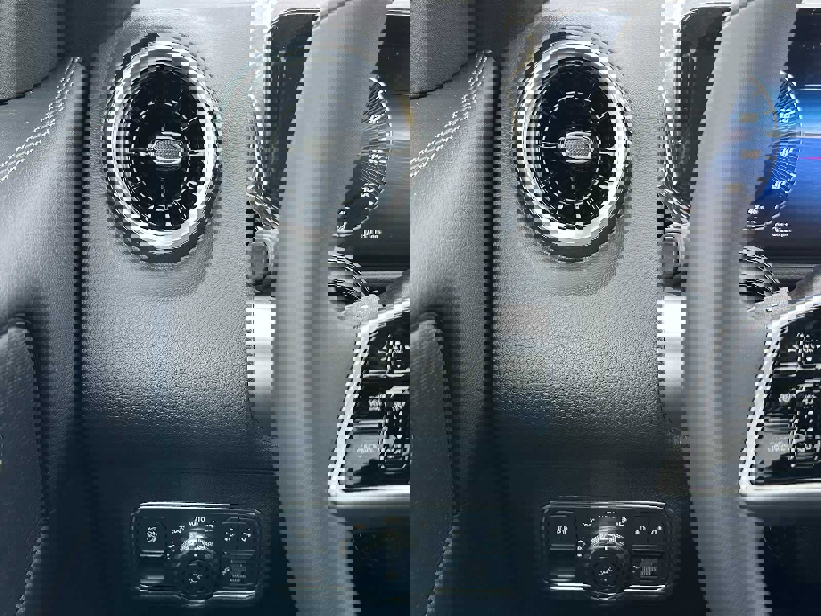 Used 2026 Mercedes-Benz GLB 250 4MATIC image 31