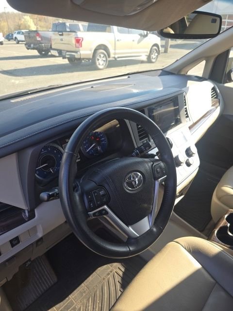 Used 2016 Toyota Sienna XLE image 8