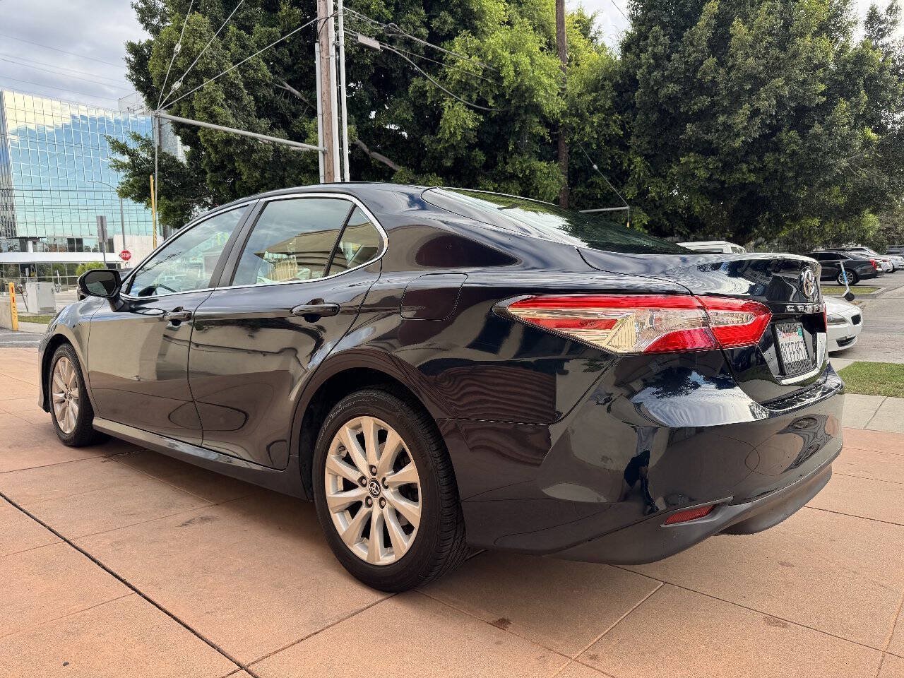 Used 2018 Toyota Camry LE FWD image 5