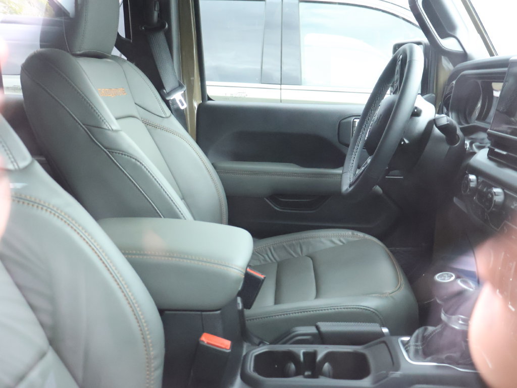 Used 2025 Jeep Gladiator Mojave AWD/4WD image 16