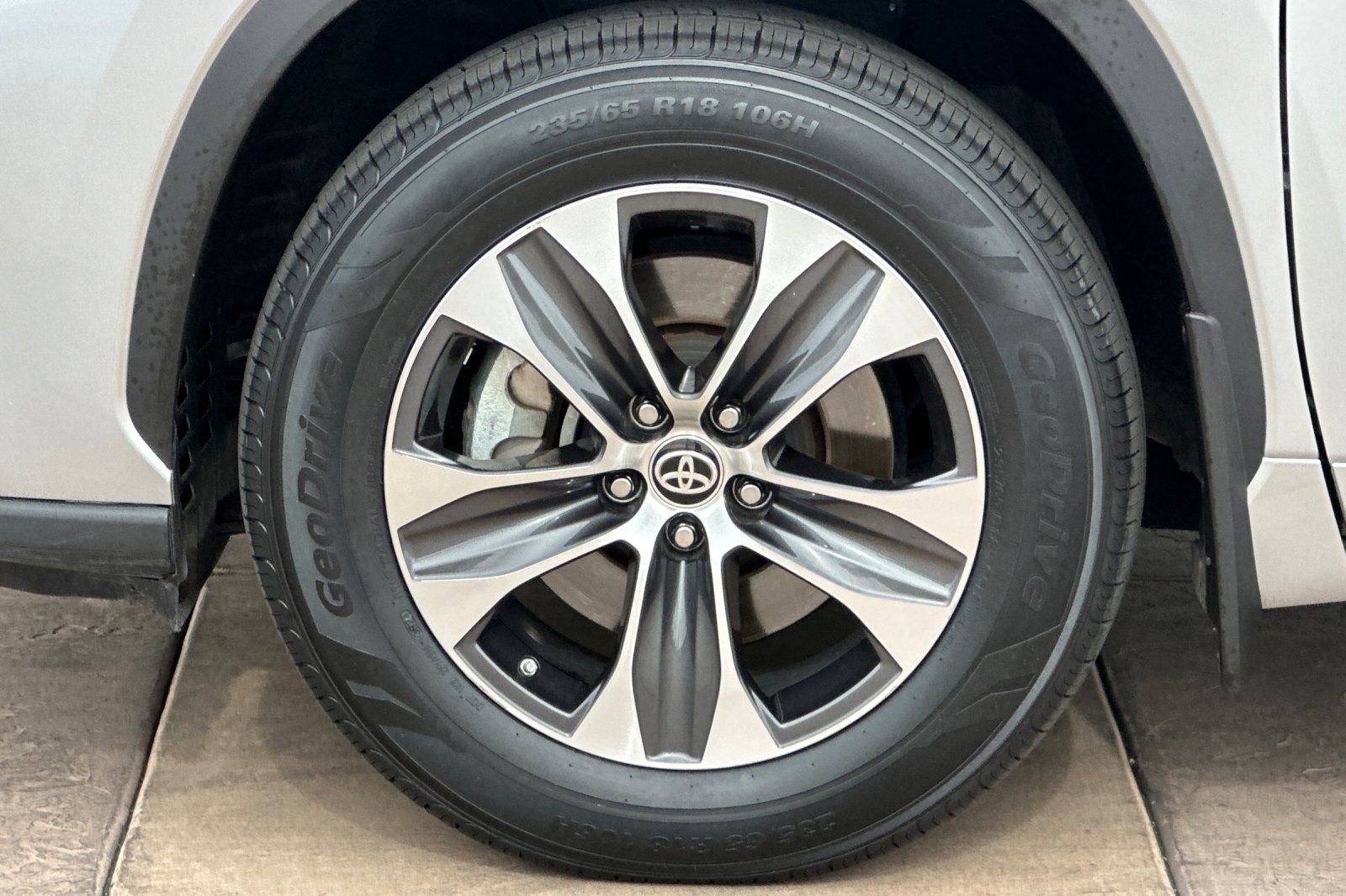 Certified 2024 Toyota Highlander XLE image 34