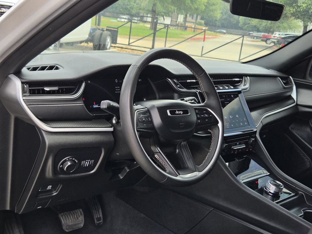 Used 2025 Jeep Grand Cherokee Laredo RWD image 14