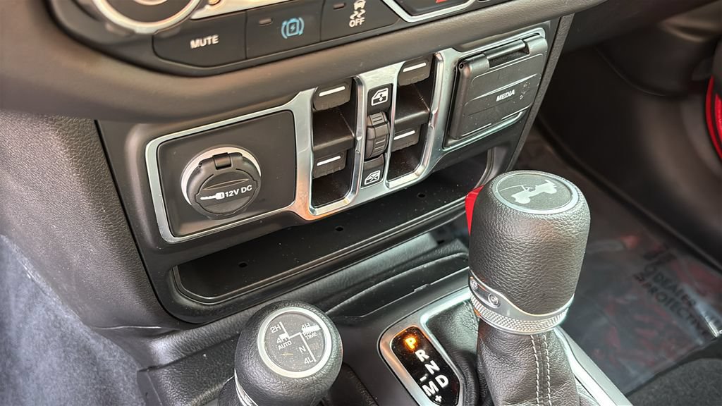 Used 2025 Jeep Wrangler Unlimited Sahara AWD/4WD image 23