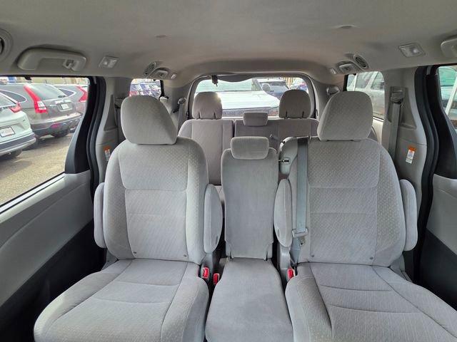 Used 2020 Toyota Sienna LE w/ LE Preferred Package FWD image 17