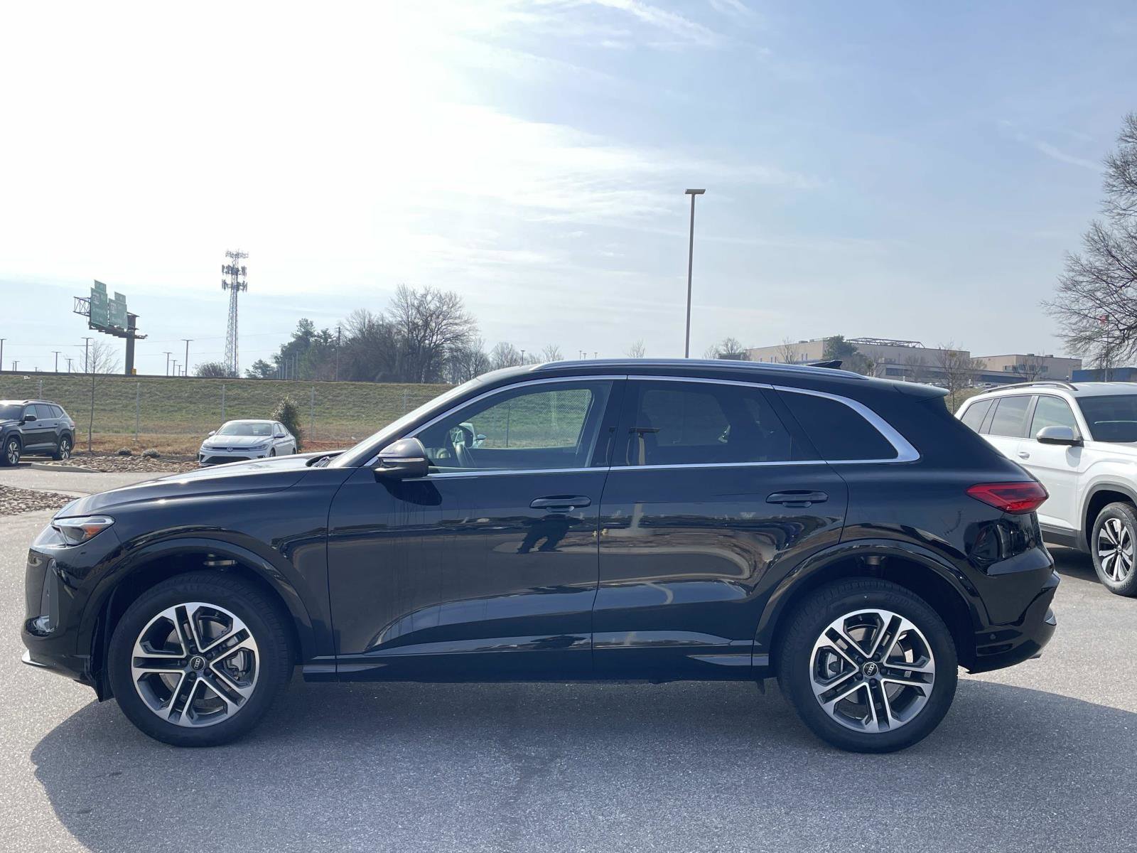 Used 2025 Audi Q5 Premium w/ Convenience Package image 4