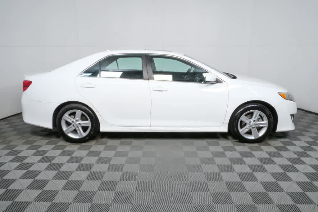 Used 2014 Toyota Camry SE w/ Leather Package image 2