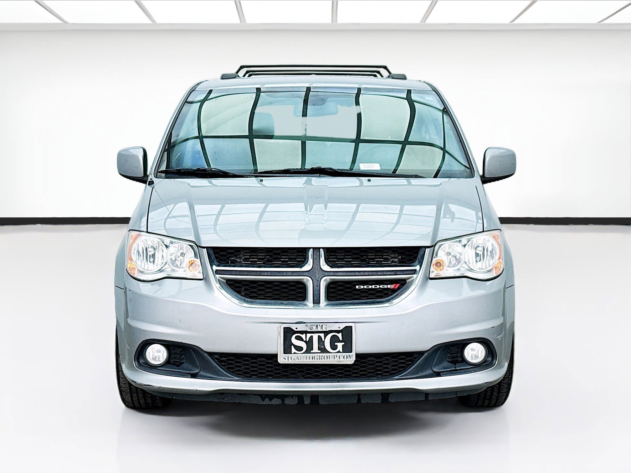 Used 2019 Dodge Grand Caravan SXT image 2
