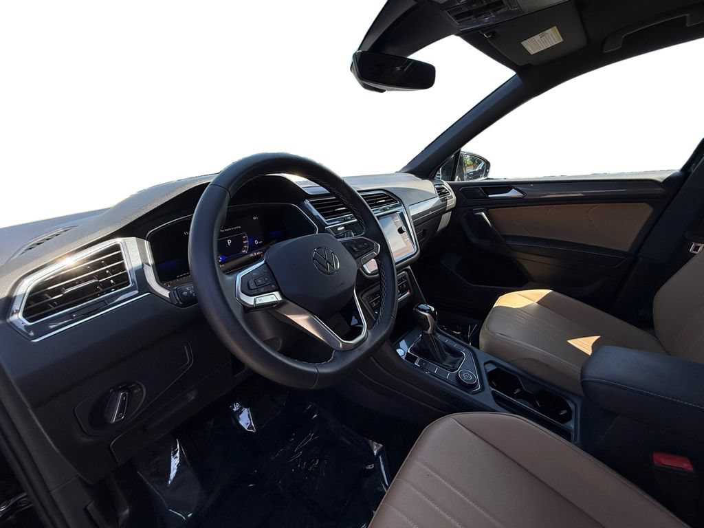 Used 2023 Volkswagen Tiguan SE w/ Panoramic Sunroof Package AWD/4WD image 13