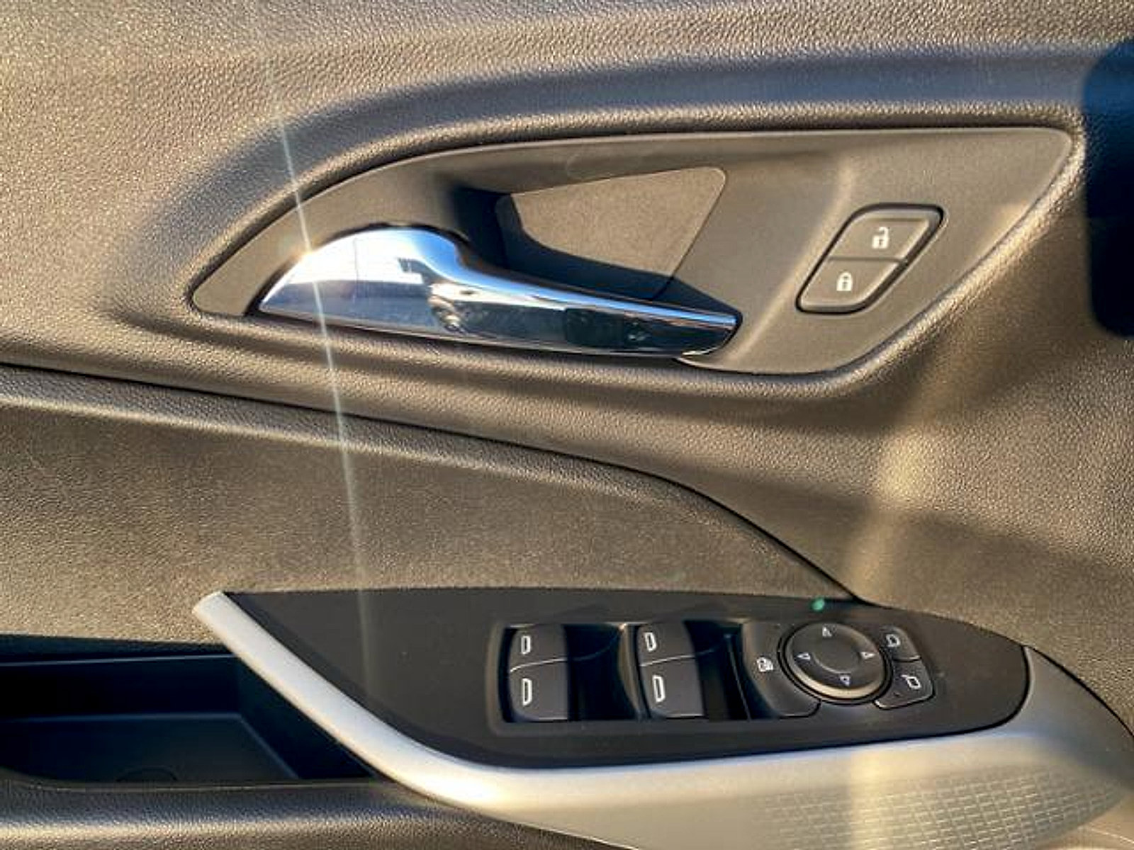 New 2026 Chevrolet Trax RS w/ Sunroof Package FWD image 19