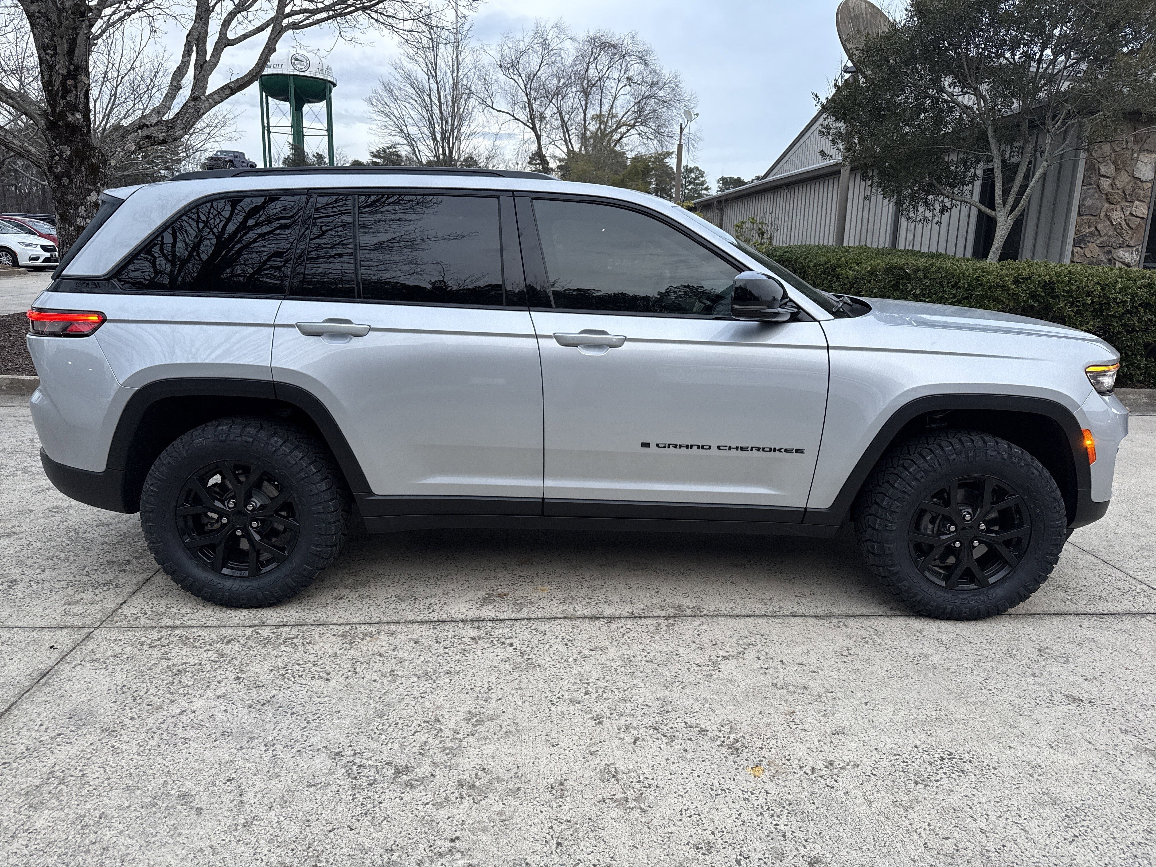 New 2025 Jeep Grand Cherokee Altitude image 8