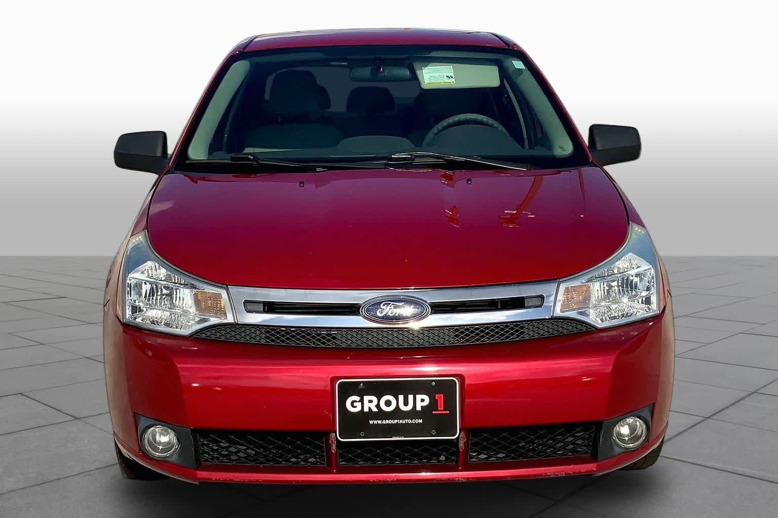 Used 2010 Ford Focus SE FWD image 3