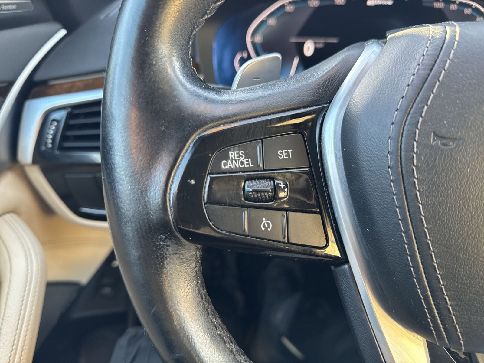 Used 2020 BMW 530e xDrive w/ Premium Package image 16