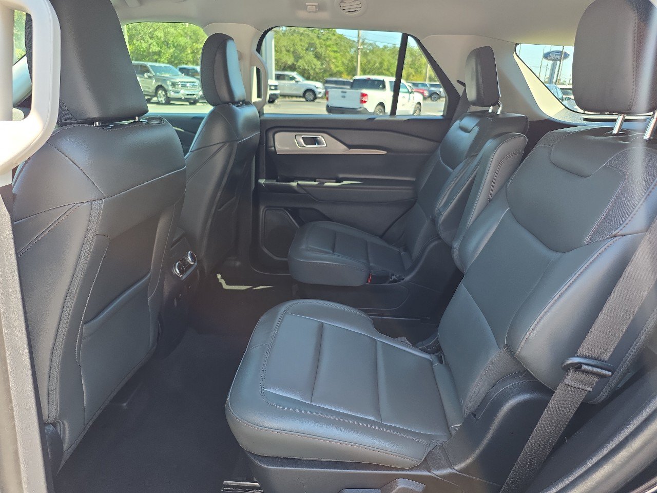 Used 2025 Ford Explorer Active w/ Active Comfort Package RWD image 16