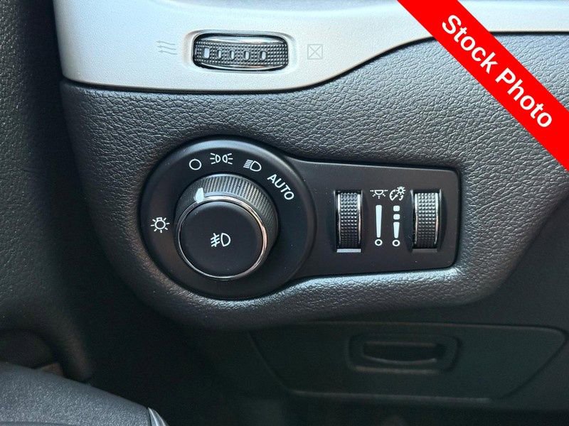 Used 2017 Jeep Cherokee Trailhawk image 31