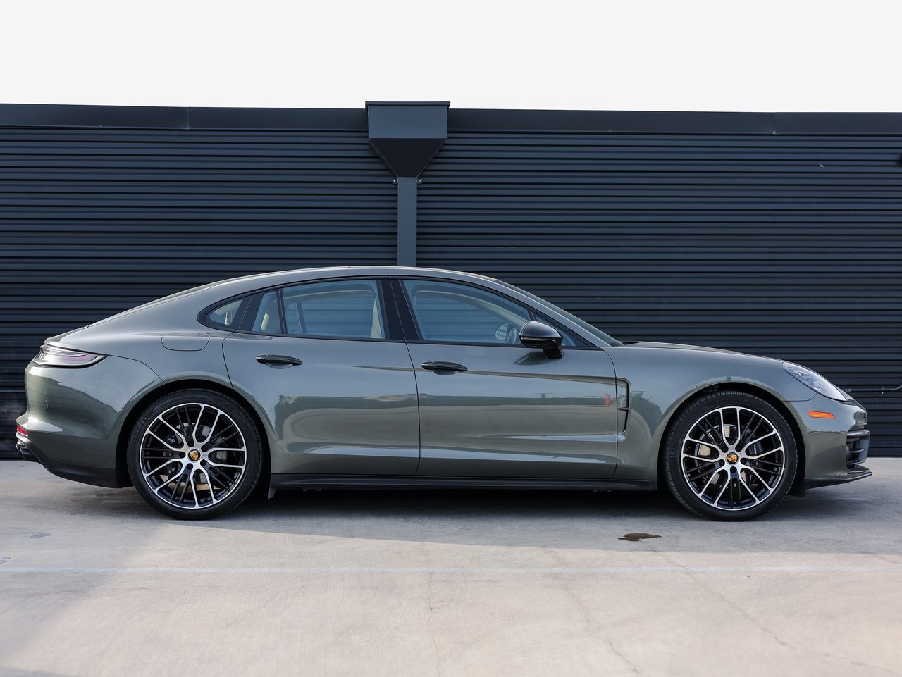 Certified 2023 Porsche Panamera Platinum Edition image 8