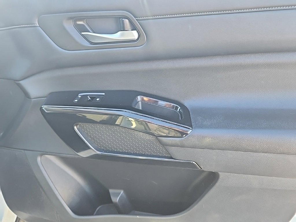Used 2022 Nissan Pathfinder SV w/ SV Black Package image 24