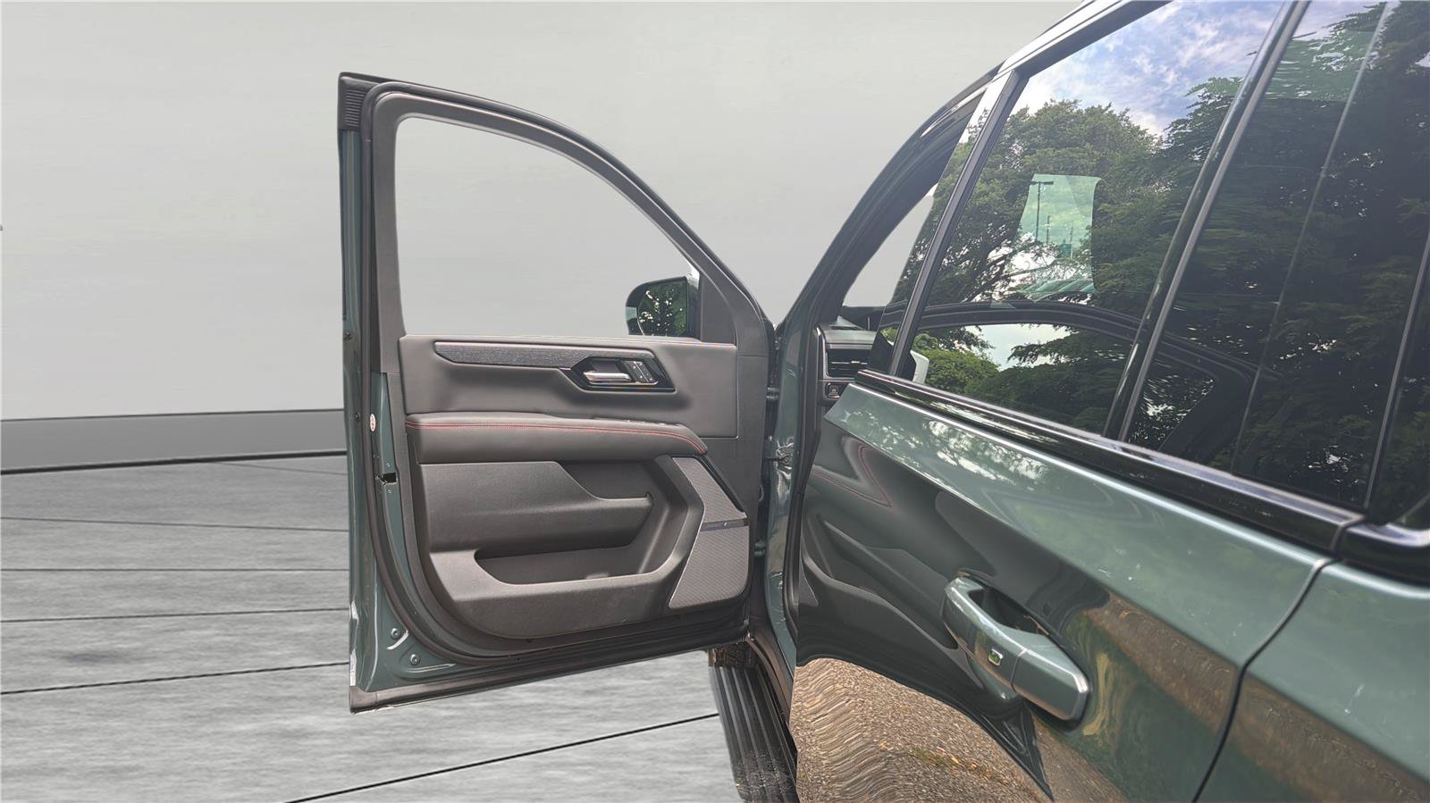New 2026 GMC Yukon XL AT4 Ultimate w/ LPO, Floor Liner Package AWD/4WD image 17