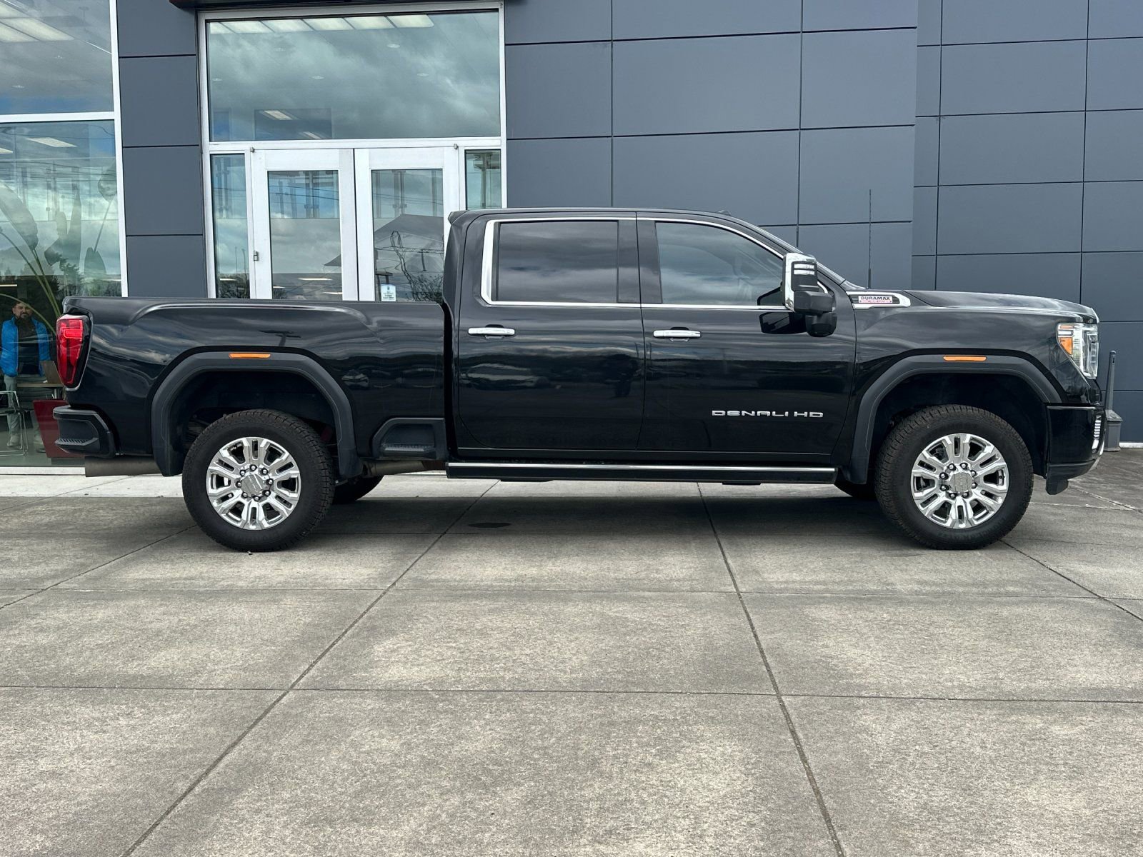 Used 2022 GMC Sierra 3500 Denali w/ Denali Black Diamond Edition AWD/4WD image 2