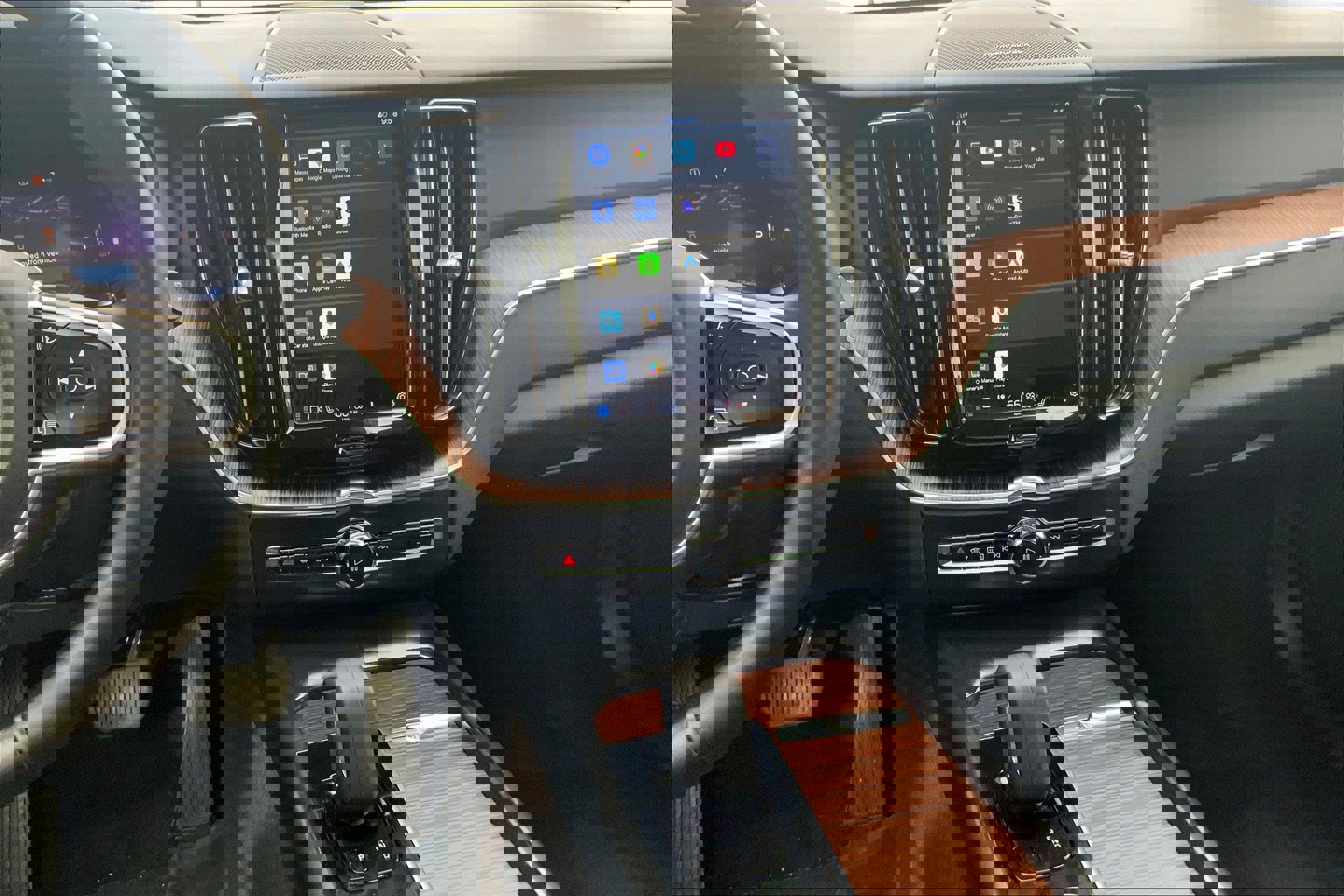 Used 2022 Volvo XC60 B5 Momentum w/ Climate Package image 8