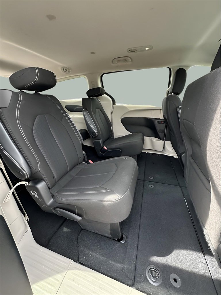 Used 2023 Chrysler Voyager LX image 17