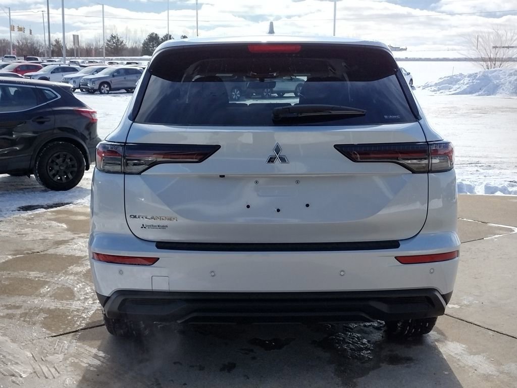 New 2026 Mitsubishi Outlander ES image 16