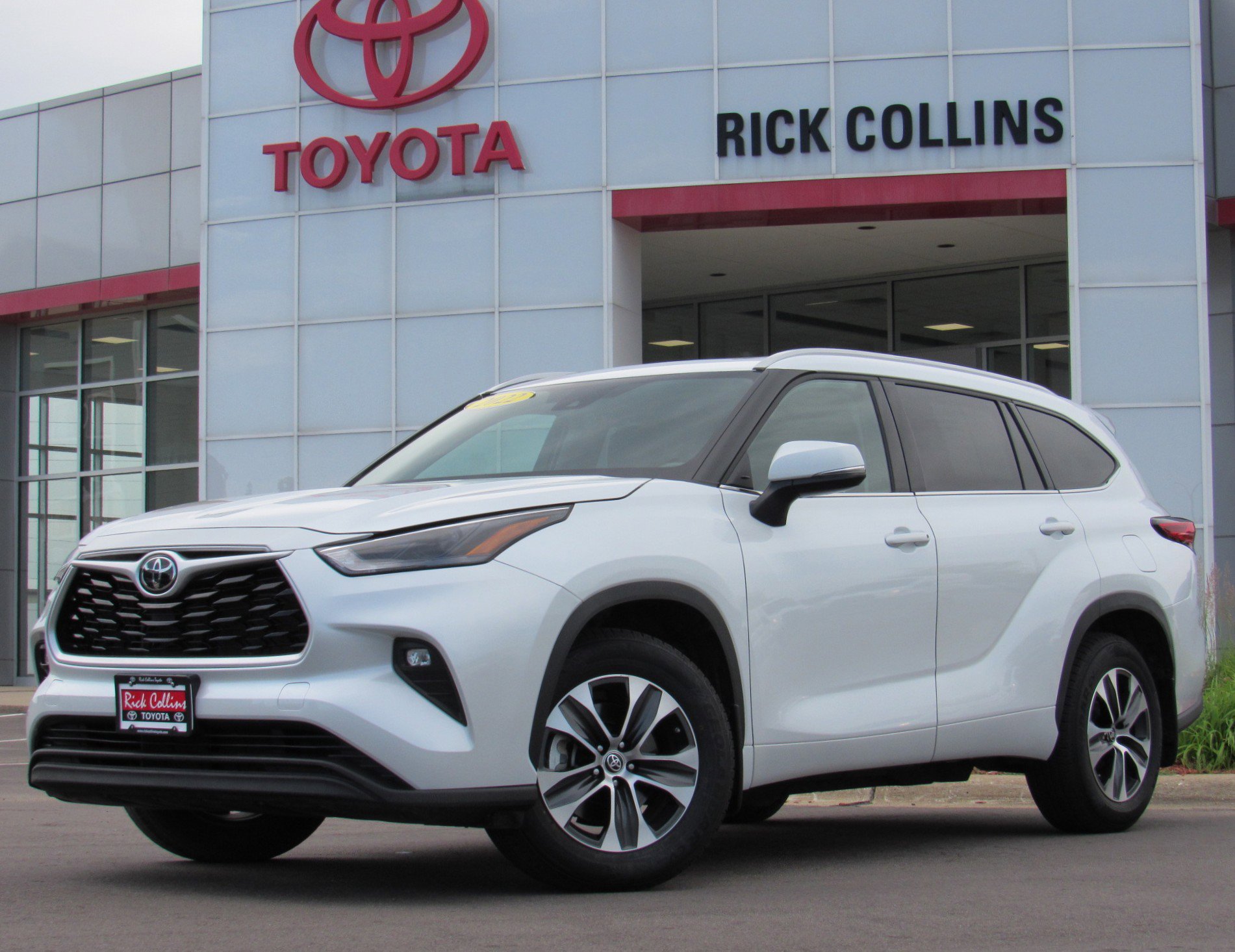 Used 2022 Toyota Highlander XLE AWD/4WD image 1