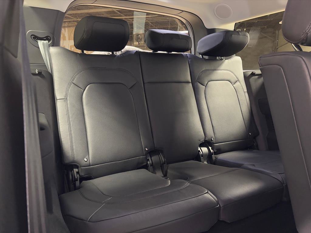 Used 2023 Land Rover Defender 130 SE image 45