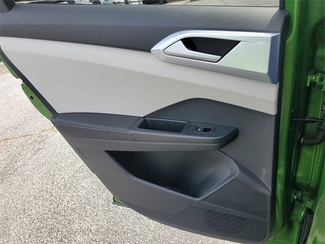 New 2025 Volkswagen Taos SE image 17