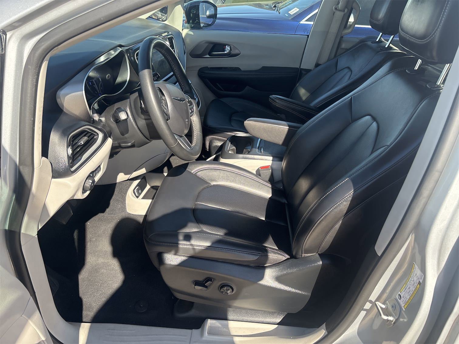 Used 2024 Chrysler Pacifica Touring-L image 10