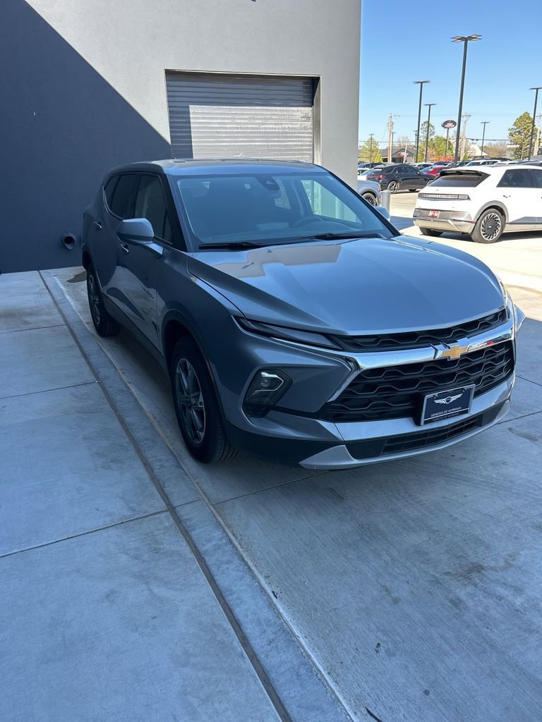 Used 2025 Chevrolet Blazer LT image 3