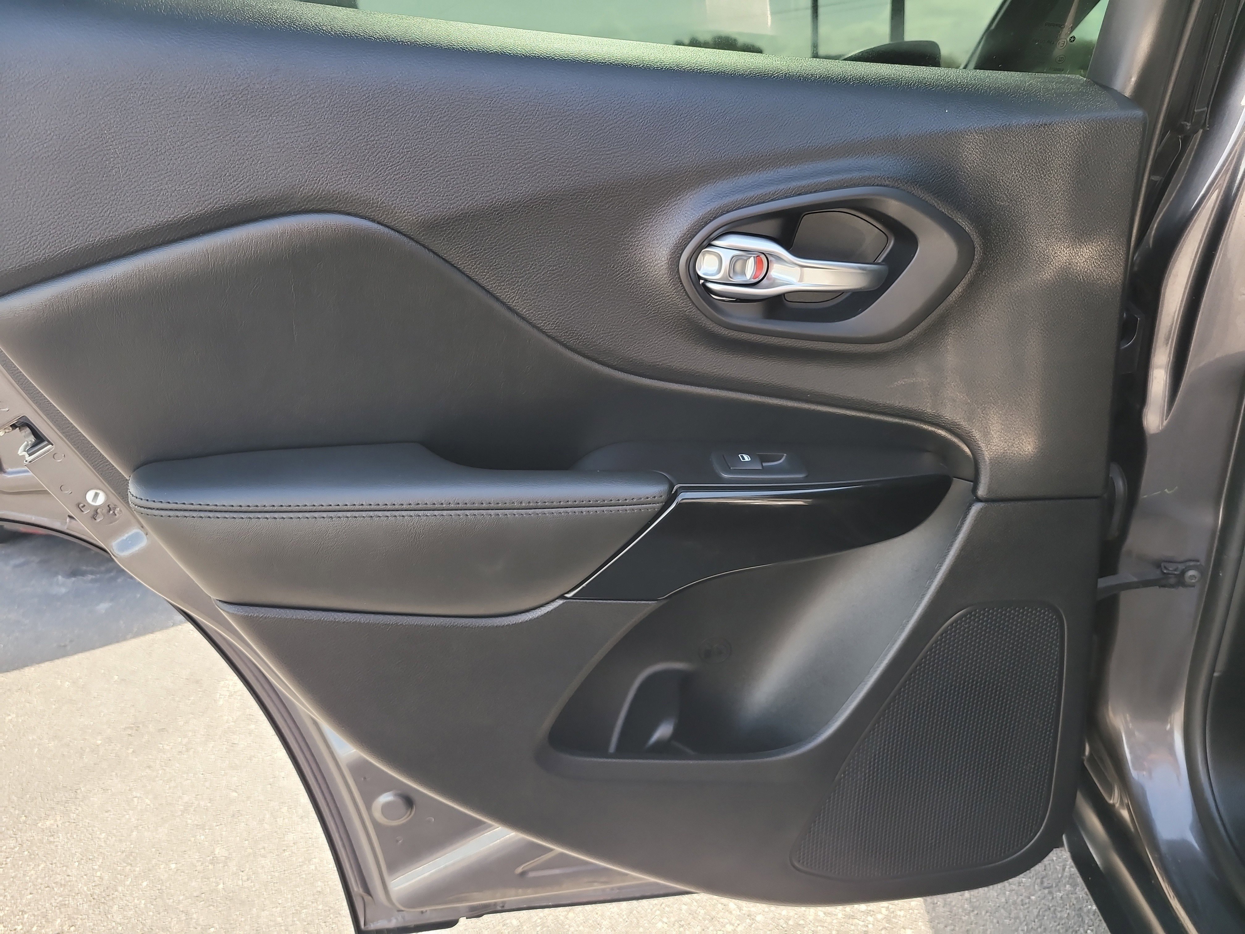 Used 2020 Jeep Cherokee Latitude Plus image 10