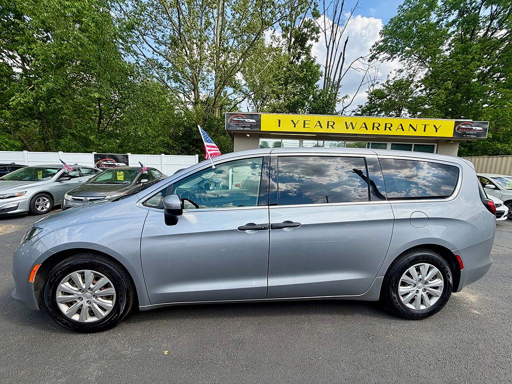 Used 2020 Chrysler Voyager L FWD image 5