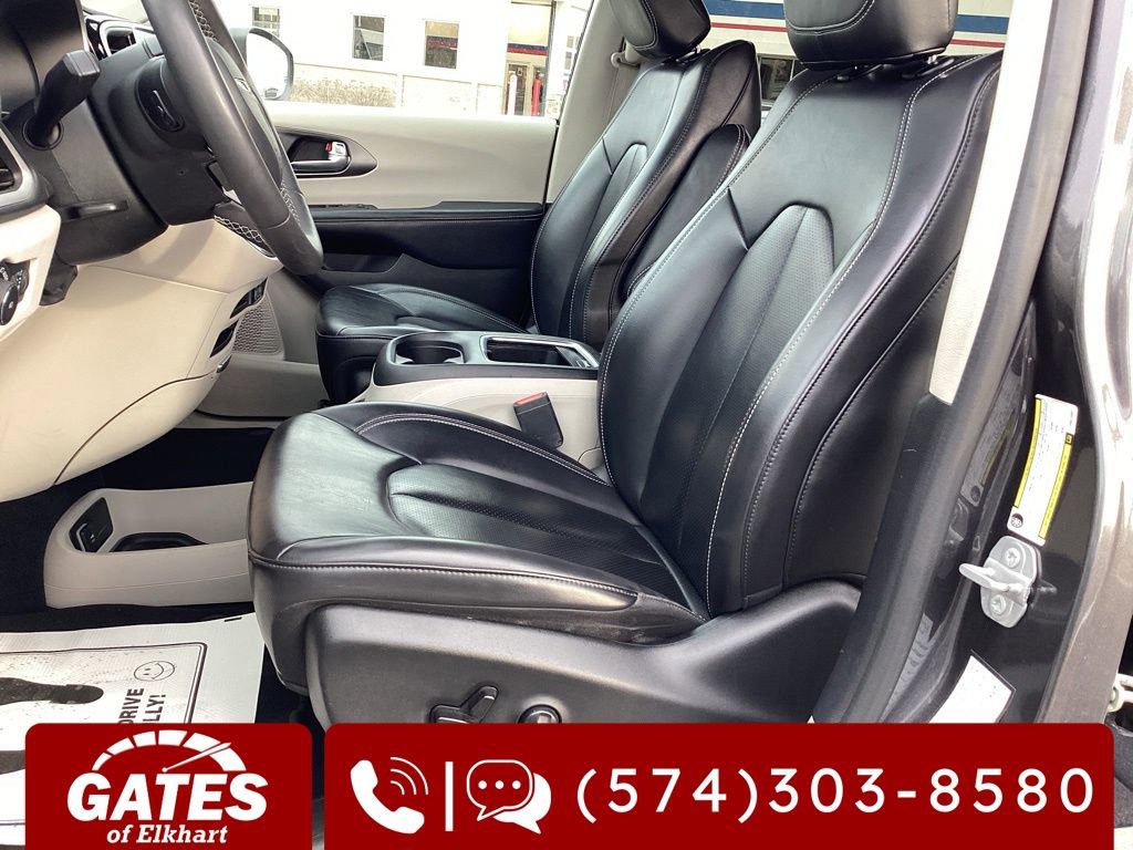 Used 2023 Chrysler Pacifica Touring-L FWD image 11