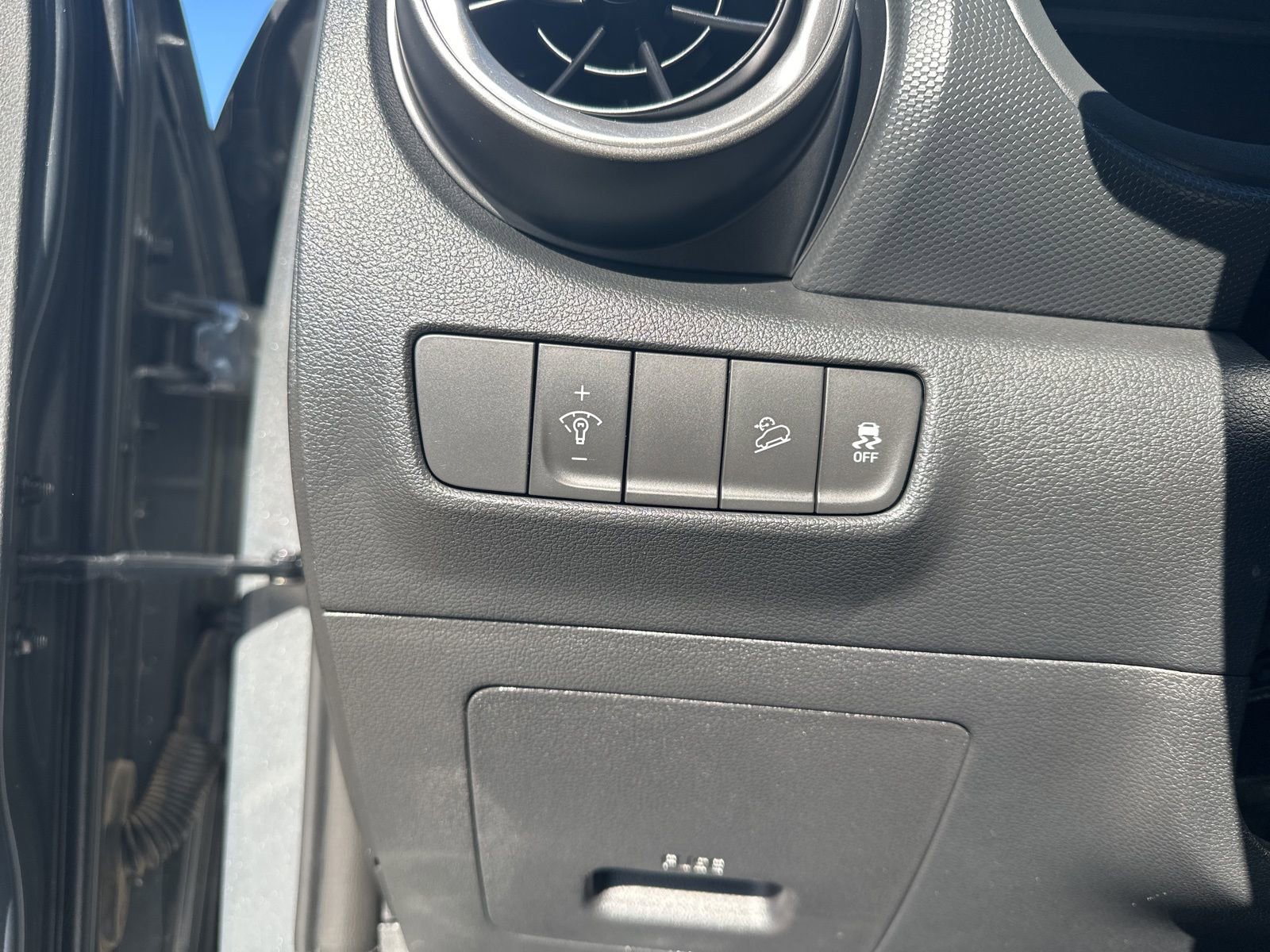 Used 2023 Hyundai Kona Limited image 14