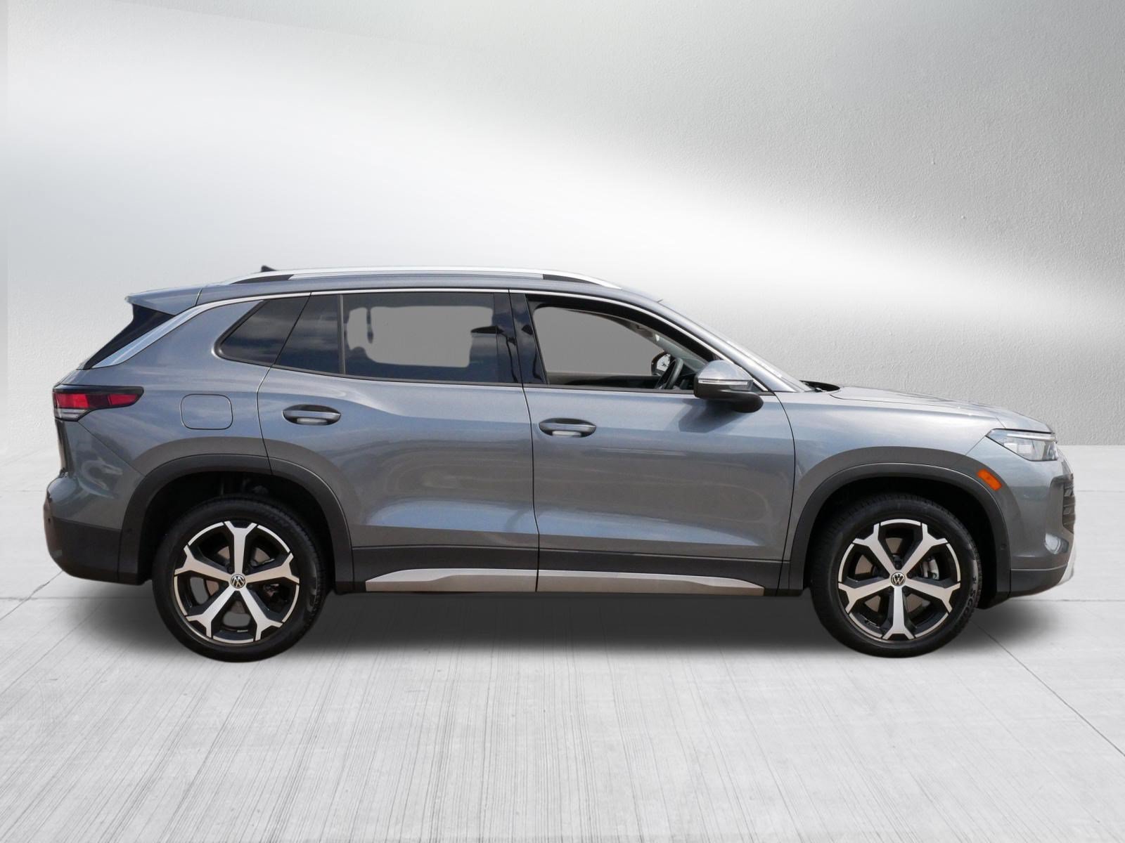 Certified 2025 Volkswagen Tiguan SE AWD/4WD image 8