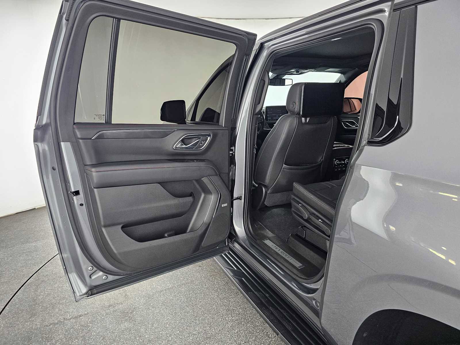 Used 2021 Chevrolet Suburban RST w/ Luxury Package image 18