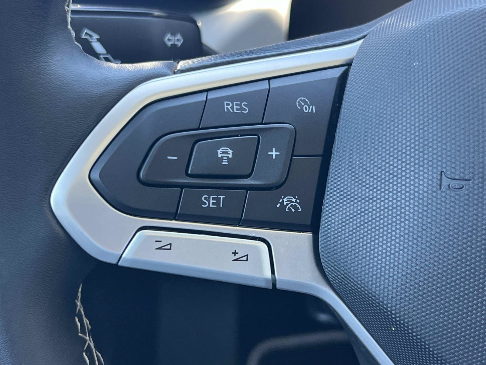 Certified 2023 Volkswagen Taos SE w/ Panoramic Sunroof Package FWD image 9