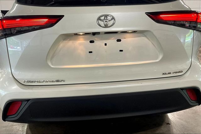 Used 2021 Toyota Highlander XLE AWD/4WD image 24