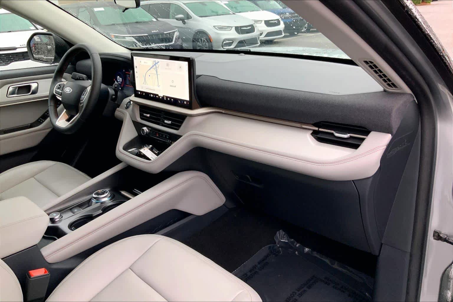 Used 2025 Ford Explorer Active w/ Active Comfort Package RWD image 18