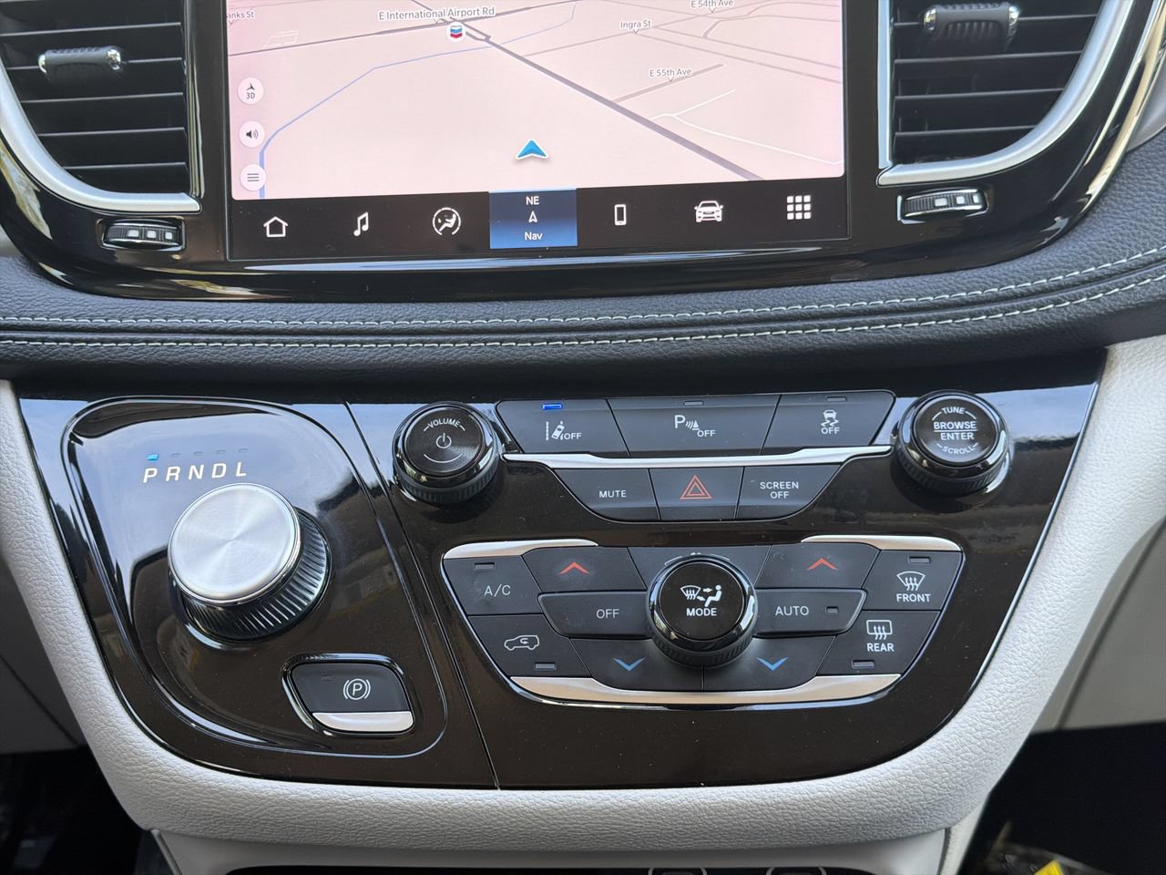 Used 2024 Chrysler Pacifica Limited FWD image 18