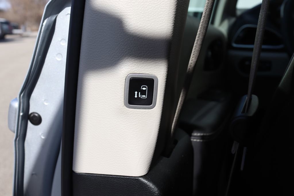Used 2023 Chrysler Pacifica Limited image 26