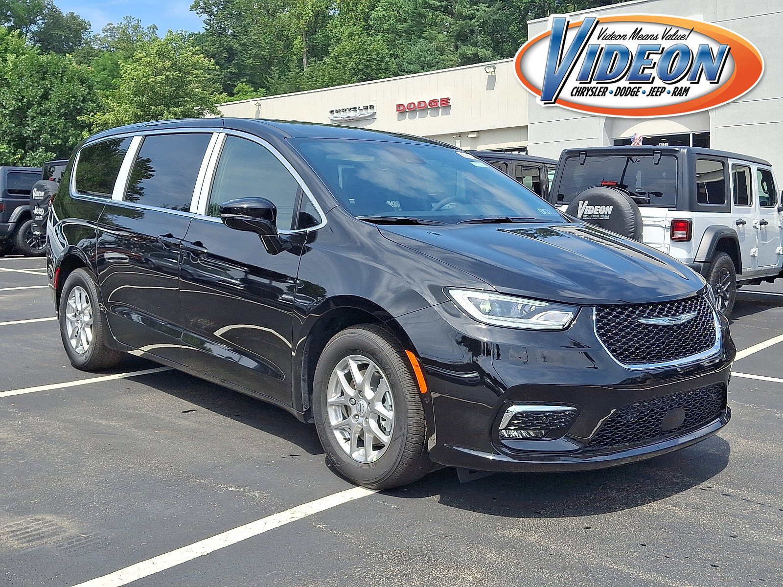 New 2026 Chrysler Pacifica Select