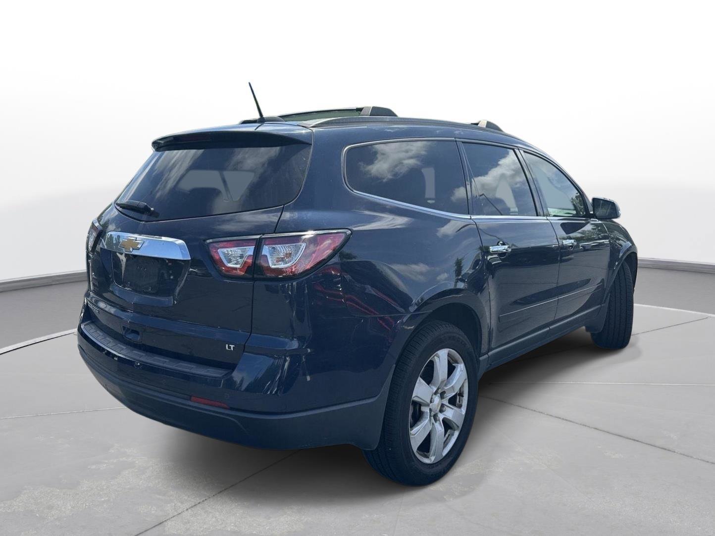 Used 2017 Chevrolet Traverse LT w/ Style and Technology Package FWD image 6